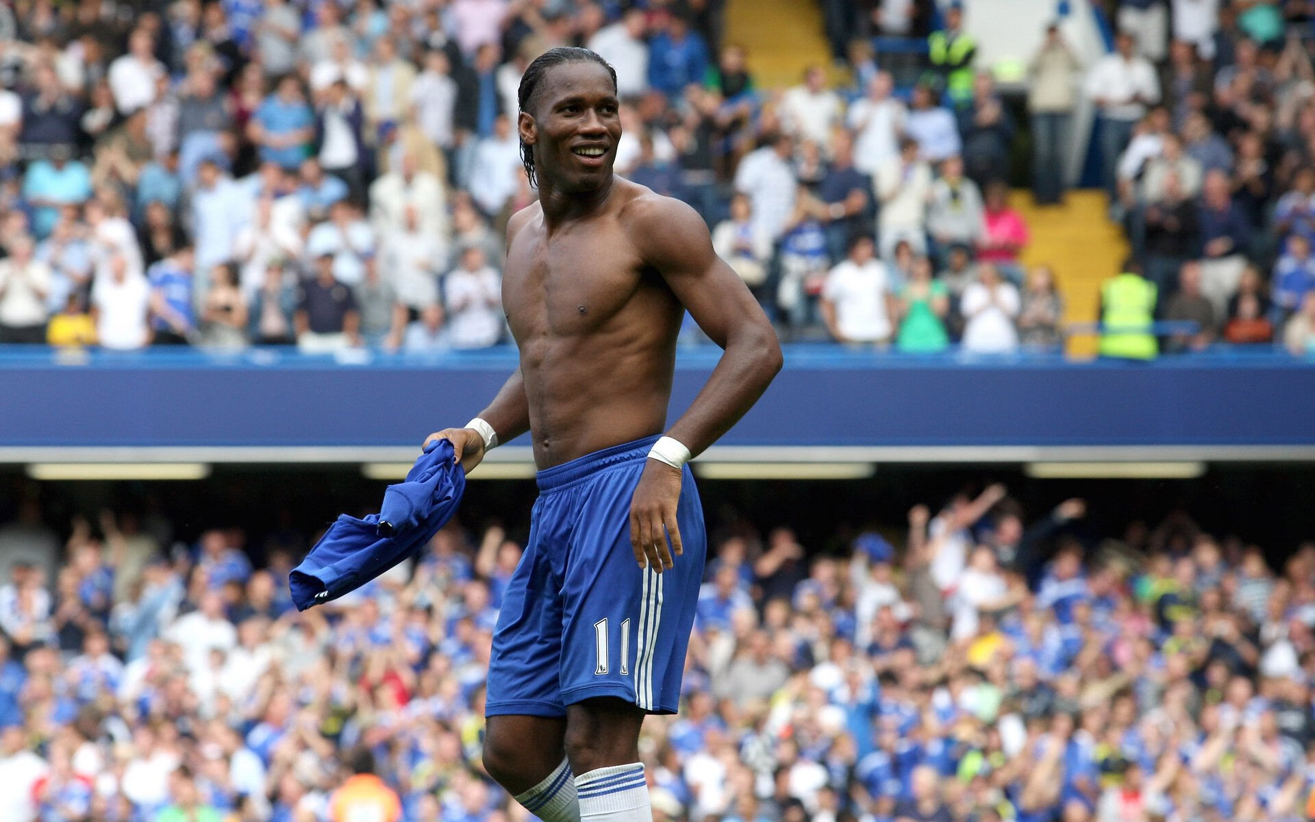 “三叉湖飞盘赛：飞盘对决让田径场充满空中热力”